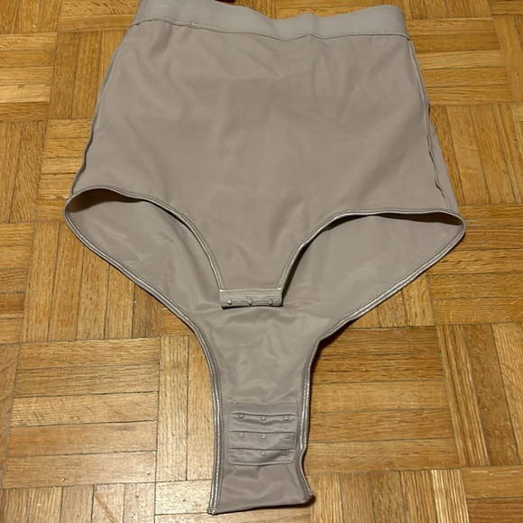 Leonisa - Picture 7 of 12